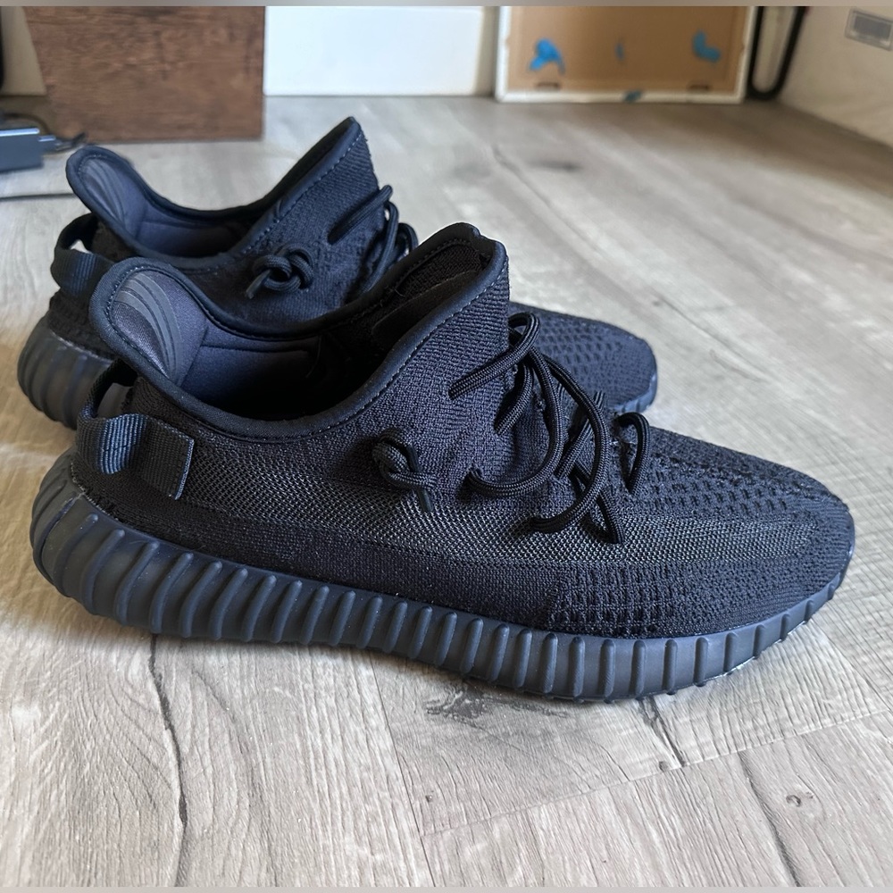 Yeezy 350 v2 onyx